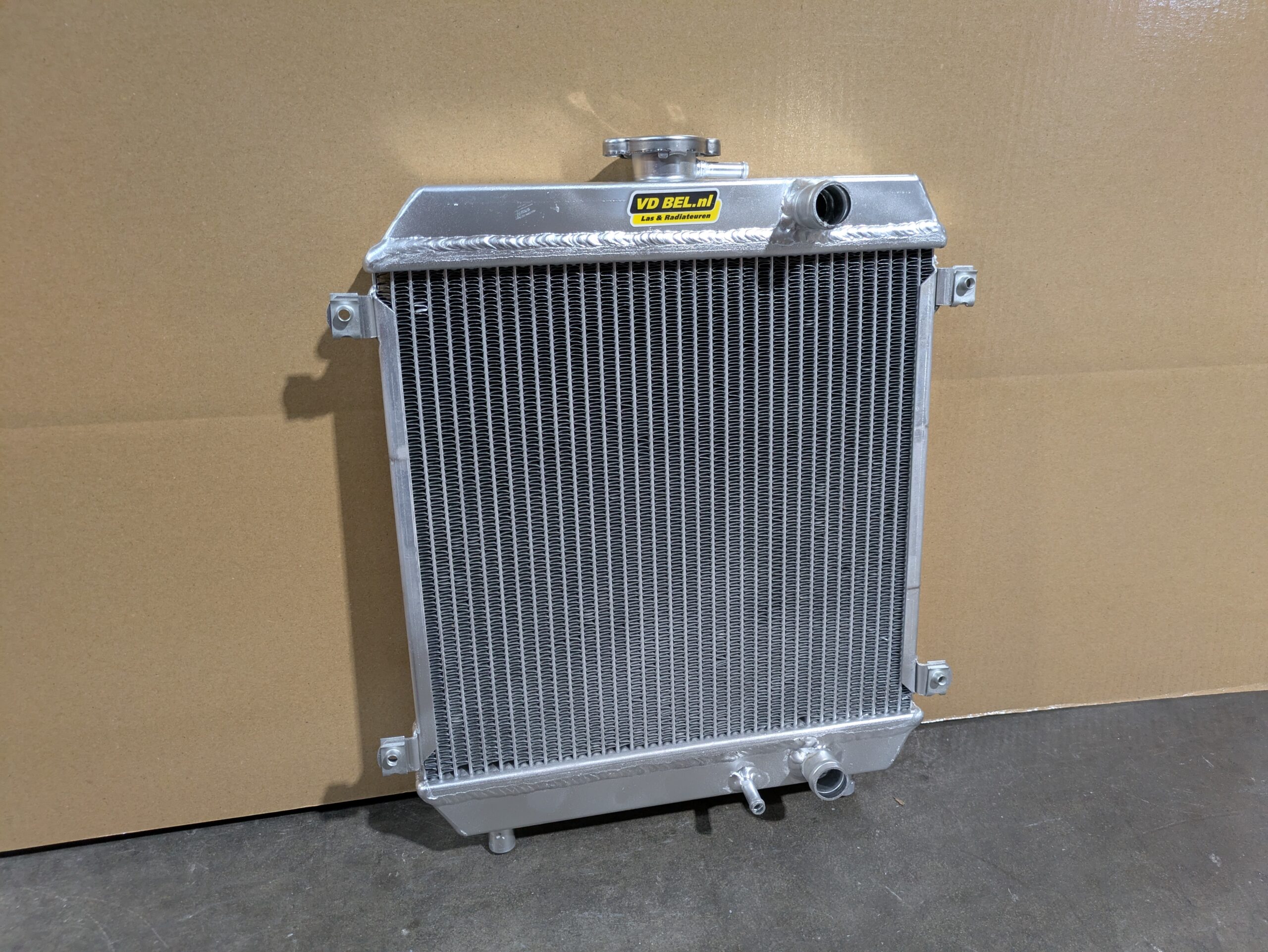 Radiateur Kubota U10 | Van der Bel Radiateurenbedrijf Radiateur Kubota U10 - Afbeelding 2