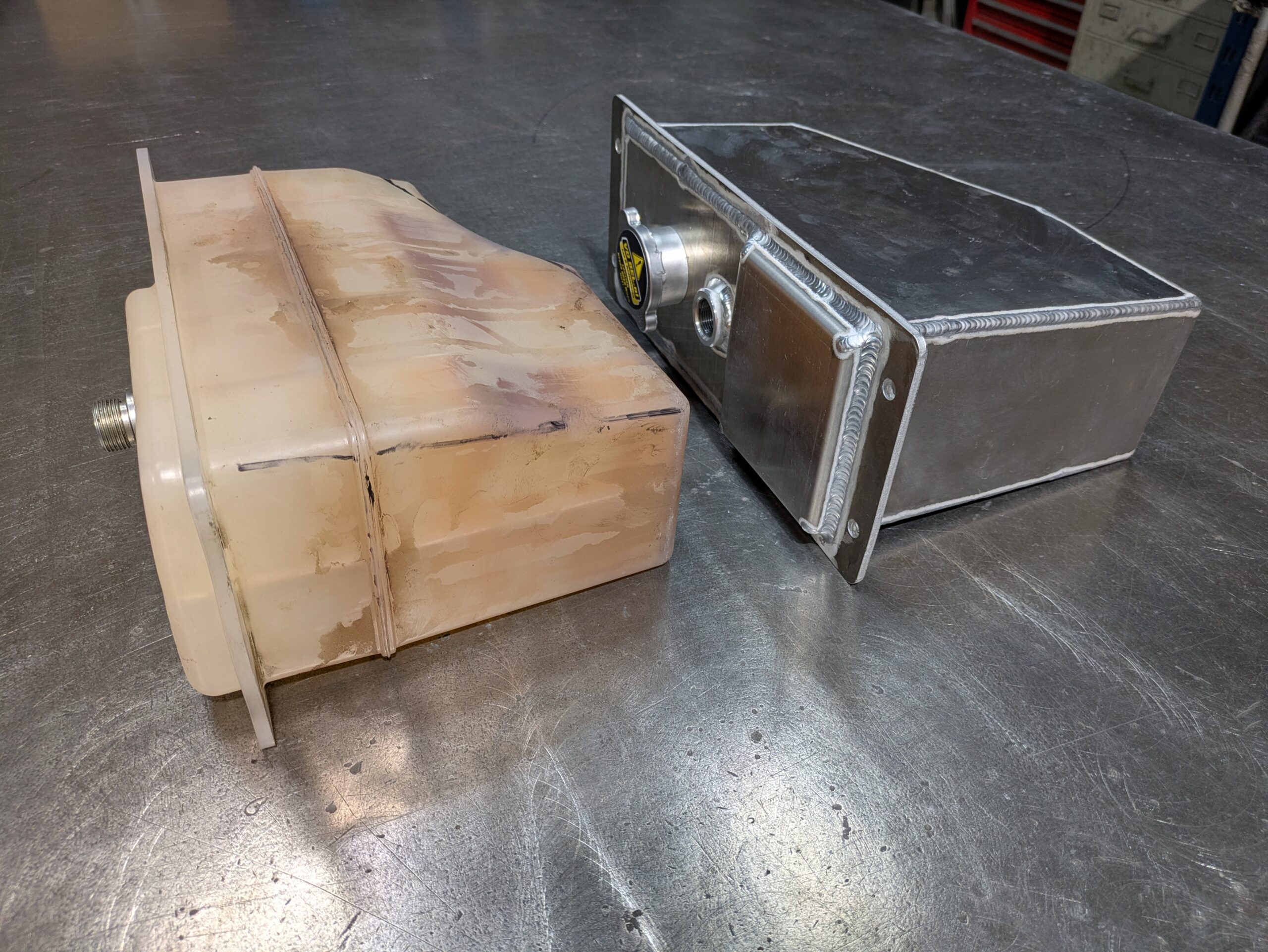 Expansion Tank Fendt Vario 700 Series - Alu uitvoering - H743200051012 | Van der Bel Radiateurenbedrijf Expansion Tank Fendt Vario 700 Series - Alu uitvoering - H743200051012 - Afbeelding 4