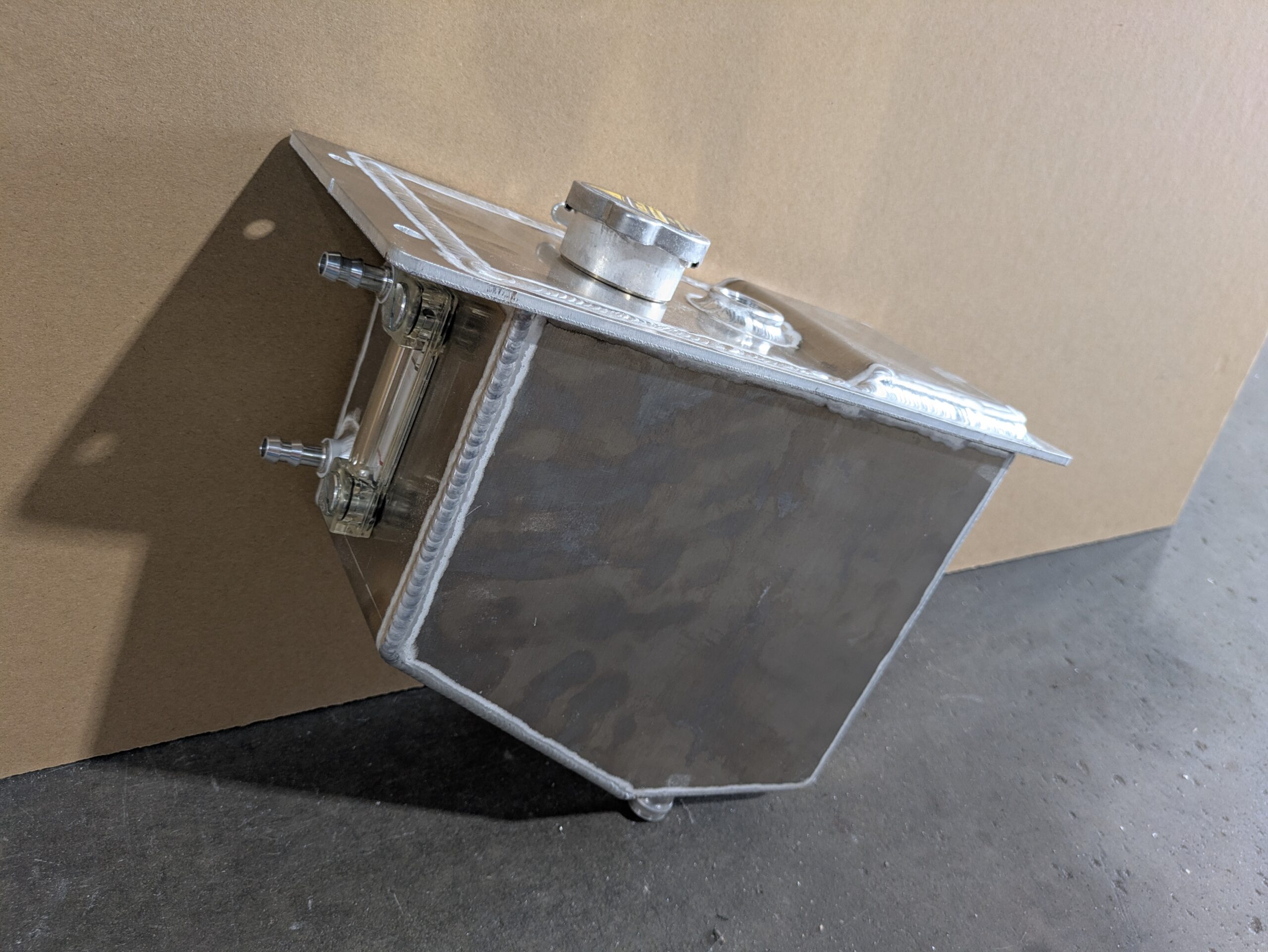 Expansion Tank Fendt Vario 700 Series - Alu uitvoering - H743200051012 | Van der Bel Radiateurenbedrijf Expansion Tank Fendt Vario 700 Series - Alu uitvoering - H743200051012