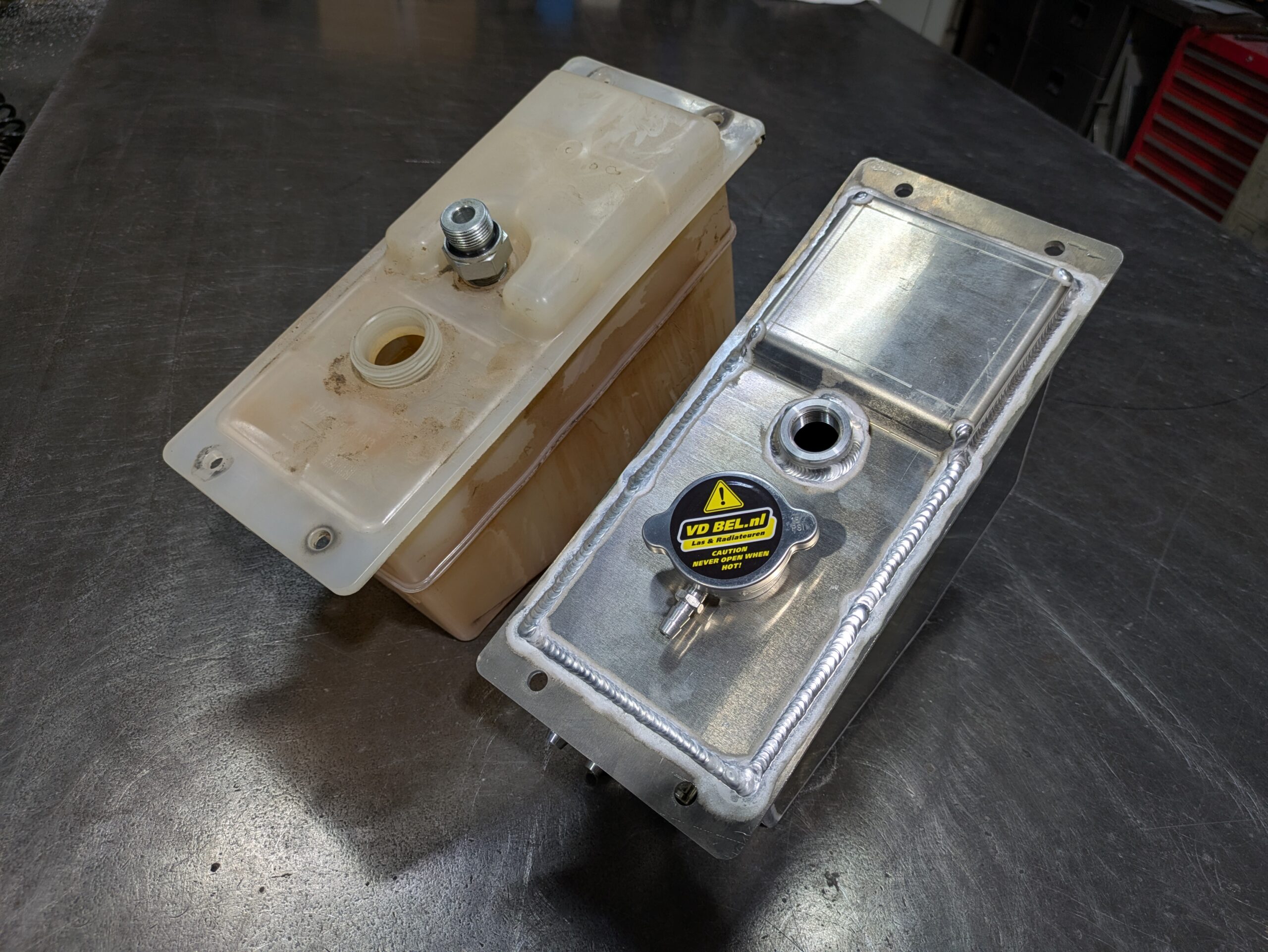 Expansion Tank Fendt Vario 700 Series - Alu uitvoering - H743200051012 | Van der Bel Radiateurenbedrijf Expansion Tank Fendt Vario 700 Series - Alu uitvoering - H743200051012 - Afbeelding 2