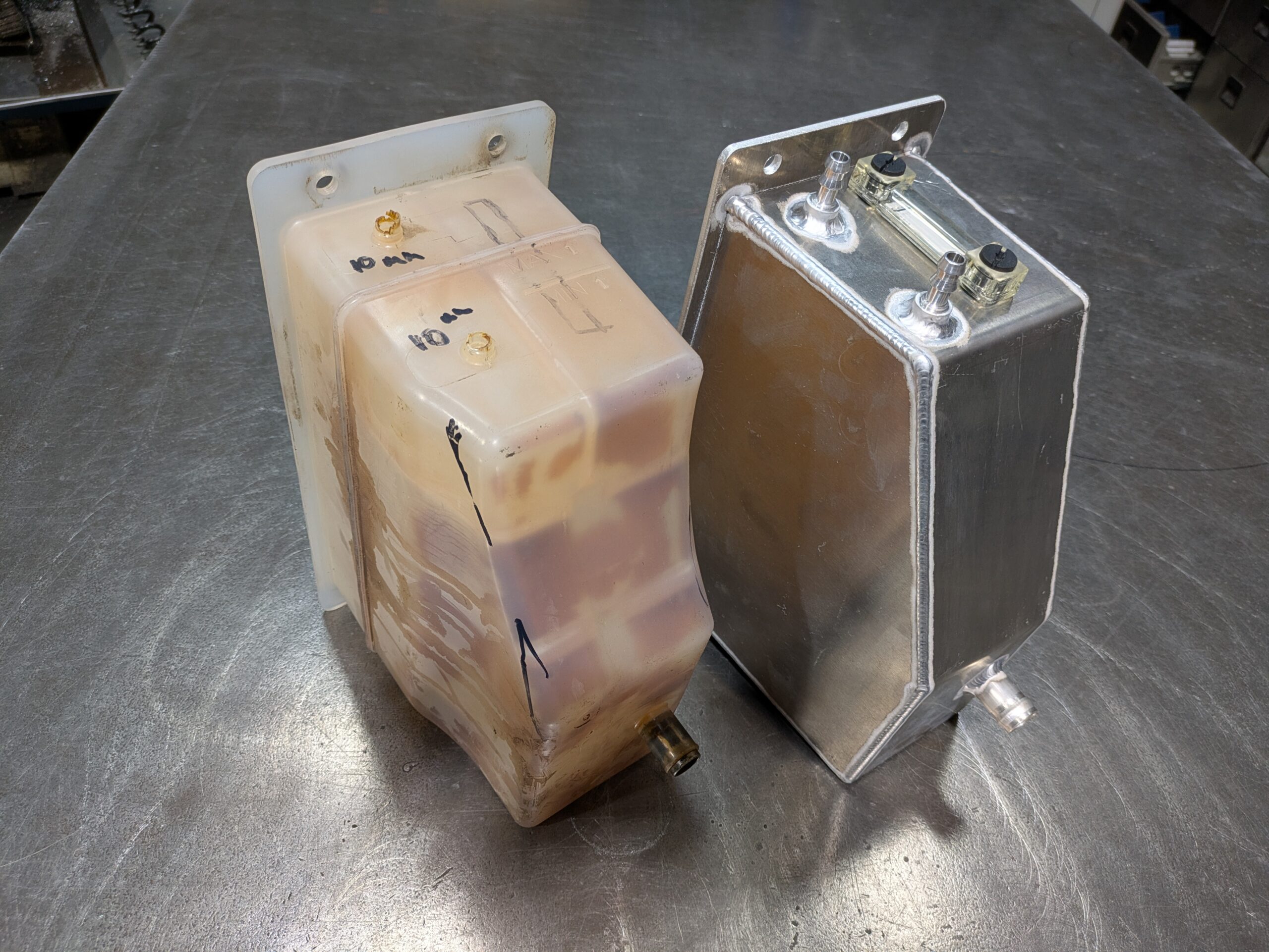 Expansion Tank Fendt Vario 700 Series - Alu uitvoering - H743200051012 | Van der Bel Radiateurenbedrijf Expansion Tank Fendt Vario 700 Series - Alu uitvoering - H743200051012 - Afbeelding 3